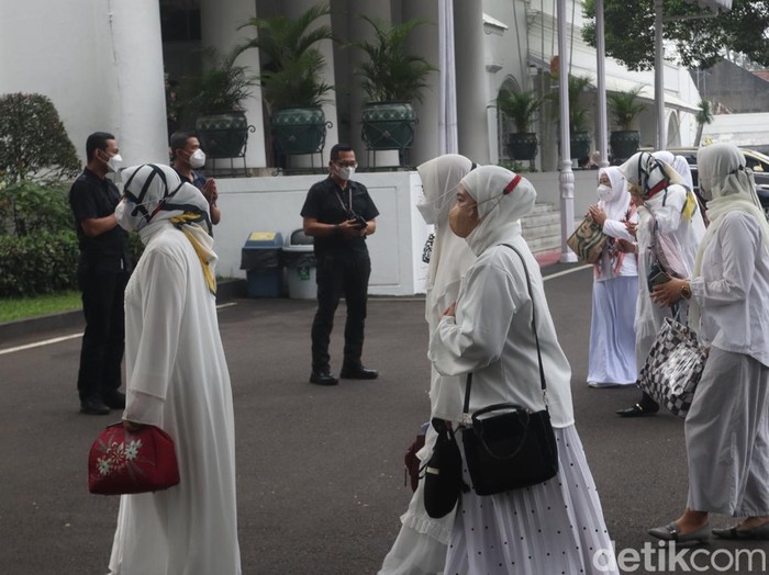 Tamu undangan mulai berdatangan ke pengajian Eril di Gedung Pakuan.