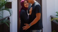 Ia dan sang suami tinggal di hunian yang tak begitu besar, namun terlihat sangat nyaman. Desain rumahnya bergaya minimalis modern. Foto: dok. Tantri Kotak , dok. Home.co.id