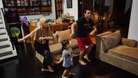 Tantri dan sang suami memaksimalkan ruangan rumah mereka yang tak begitu besar dengan desain dapur minimalis. Dapurnya juga dibiarkan terbuka dan menyatu dengan ruang keluarga. Foto: dok. Tantri Kotak , dok. Home.co.id