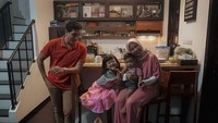 Tantri dan keluarga kecilnya itu sering sekali membagikan momen di area depan dapurnya. Mereka tampak hangat saat foto bersama. Foto: dok. Tantri Kotak , dok. Home.co.id
