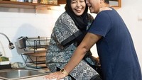 Desain minimalis yang dipilih pasangan romantis ini lebih banyak menggunakan unsur kayu untuk kitchen set. Dipadukan juga dengan warna hitam pekat. Foto: dok. Tantri Kotak , dok. Home.co.id