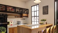 Meski kecil, dapur Tantri Kotak ini juga memiliki ruang makan. Mereka menghadirkan mini bar dengan unsur kayu yang tampak sederhana. Foto: dok. Tantri Kotak , dok. Home.co.id
