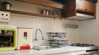 Peralatan memasak yang dimiliki Tantri juga cukup lengkap. Ada kompor, oven, microwave, dan lainnya. Foto: dok. Tantri Kotak , dok. Home.co.id