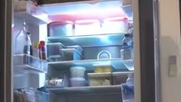 Tantri Kotak juga memiliki kulkas yang ukurannya besar. Kulkas itu ia gunakan untuk menyimpan bahan makanan yang akan dimasak olehnya. Foto: dok. Tantri Kotak , dok. Home.co.id