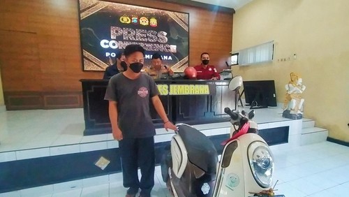 Tersangka pelecehan begal paha di Jembrana, Bali, YS (22), saat diekspos ke media, Sabtu (4/6/2022).