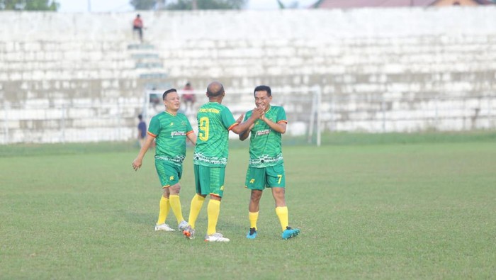 Tim sepakbola Pemkot Medan saat bermain di Langsa, Aceh.
