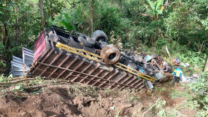 Truk masuk jurang di Mandailing Natal