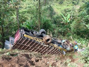 Truk Angkut Besi Terguling Masuk Jurang di Sumut, 1 Penumpang Tewas