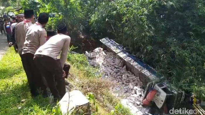 Truk tronton masuk jurang hingga terguling di Banjarnegara, Sabtu (4/6/2022).
