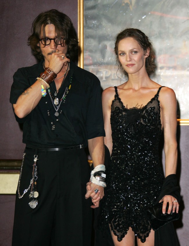 Vanessa kemudian menjalin hubungan dengan Johnny Depp pada 1998. Hubungan mereka berjalan selama 14 tahun, bahkan memiliki dua anak bersama Lily-Rose Melody Depp dan John Christopher ‘Jack’ Depp. Foto: dok. Getty Images/WireImage/Laurent Viteur