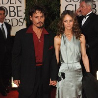 Terkait kasus KDRT yang dituduhkan Amber Heard ke Johnny Depp, Vanessa tidak percaya mantan kekasihnya melakukan tindakan fisik tersebut. “Johnny Depp adalah ayah dari dua orang anakku, dia orang yang sensitif dan penuh cinta,” ungkap Vanessa. Foto: dok. Getty Images/WireImage/Laurent Viteur