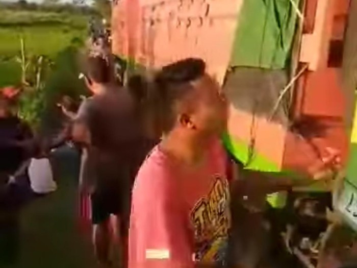 Viral truk masuk jalan setapak area persawahan