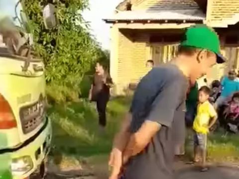 Viral truk masuk jalan setapak area persawahan