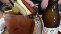 Jika biasanya gelas ukur banyak digunakan untuk mengukur bahan makanan secara presisi tetapi tidak di kafe yang satu ini. Cocktail pesanan pelanggannya disuguhkan begitu saja seolah tak ada gelas lain. Foto: Reddit