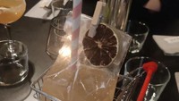 Punya konsep yang berbeda dengan kafe lainnya, ada minuman yang diantar dengan trolley sampai ke atas meja. Pelanggannya tak perlu repot-repot memegang minuman sendiri! Foto: Reddit