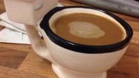 Agak sedikit menjijikan jika menikmati minuman ini dengan imajinasi membayangkan bentuk aslinya. Kopi susu berwarna cokelat ini disajikan pada wadah berbentuk toilet yang membuatnya terlihat sedikit membuat mual. Foto: Reddit