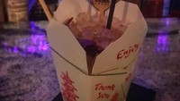 Jika biasanya kemasan kertas digunakan untuk mengemas makanan, berbeda dengan kafe yang satu ini. Entah bagaimana caranya, wadah kertas ini berhasil menampung minuman yang banyak. Foto: Reddit