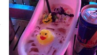 Bukan hanya warnanya yang lucu, kafe ini menyajikan minuman berkonsep unik. Minumannya disajikan pada wadah berupa bathtub dan dilengkapi bebek mainan yang seolah sedang mandi. Foto: Reddit