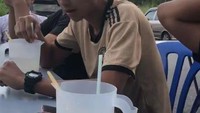 Menyajikan minuman dalam porsi yang lebih besar, ada wadah unik yang digunakan oleh kafe ini. Per porsi minuman langsung disajikan dalam sebuah teko. Foto: Reddit