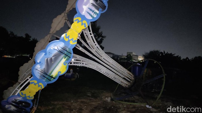 Wahana roboh di Semarang