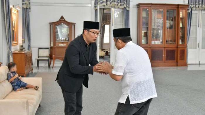 Wali Kota Bandung Yana Mulyana saat bertakziah ke Gedung Pakuan.