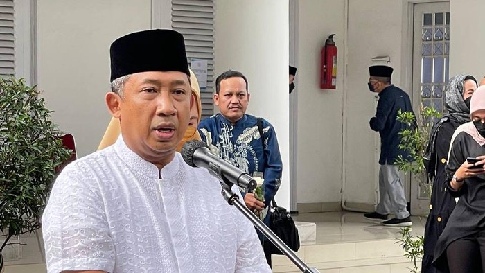 Wali Kota Bandung Yana Mulyana saat bertakziah ke Gedung Pakuan.