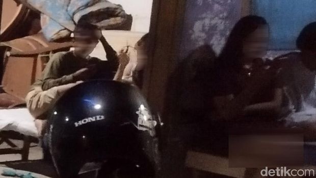 Wanita pramusaji warung kopi pangku yang hanya bergaji Rp 1,5 Juta di Gresik.