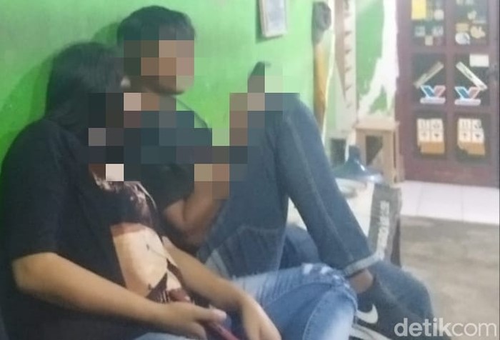 Wanita pramusaji warung kopi pangku yang hanya bergaji Rp 1,5 Juta di Gresik.
