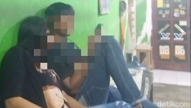 Wanita pramusaji warung kopi pangku yang hanya bergaji Rp 1,5 Juta di Gresik.