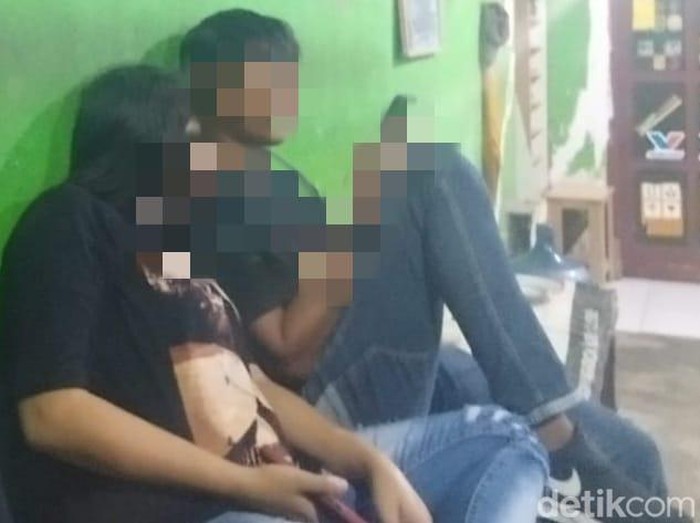 Wanita pramusaji warung kopi pangku yang hanya bergaji Rp 1,5 Juta di Gresik.