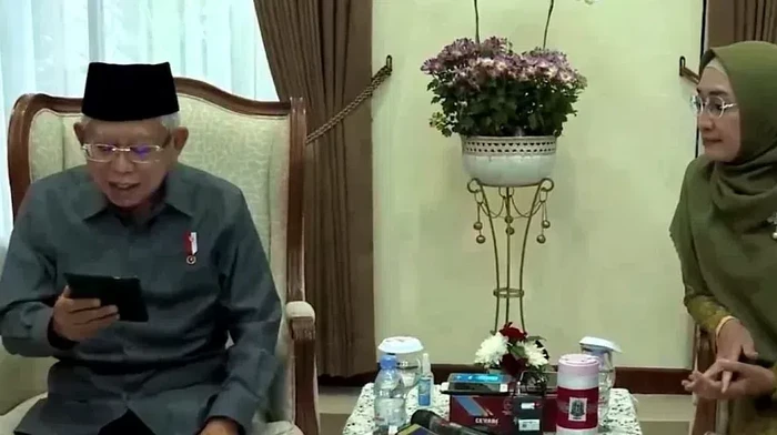 Wapres Maruf Amin saat melakukan panggilan video dengan Ridwan Kamil.