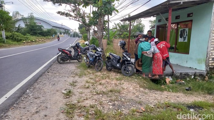 Warga menunjukkan lokasi ibu melahirkan di pinggir jalan di Sampang