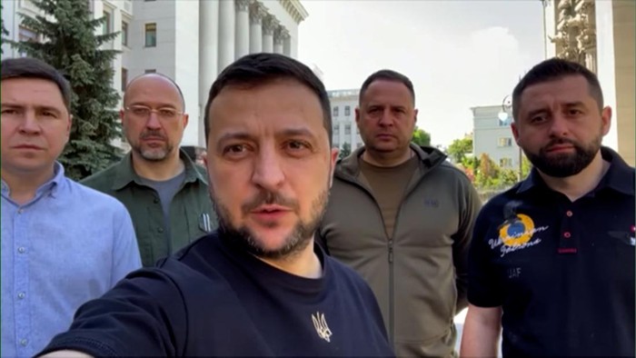 Zelensky dalam pesan video terbarunya bersama jajaran pejabat tinggi Ukraina, saat menandai 100 hari invasi Rusia ke Ukraina (Volodymyr Zelensky/Facebook via CNN)
