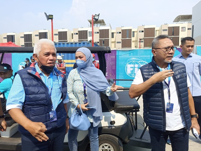 Zulkifli Hasan datang ke sirkuit Formula E bersama Hatta Rajasa (Tiara-detikcom) Zulkifli Hasan datang ke sirkuit Formula E bersama Hatta Rajasa (Tiara-detikcom)
