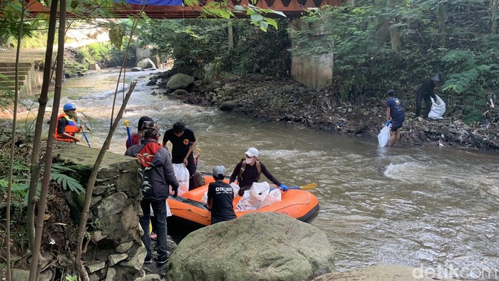 Aksi bersih-bersih Sungai Cikapundung.