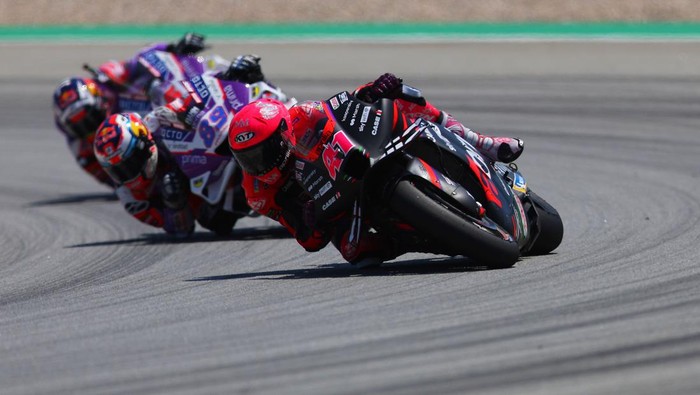 BARCELONA, SPAIN - JUNE 05: Aleix Espargaro of Spain and Aprilia Racing at Circuit de Barcelona-Catalunya on June 05, 2022 in Barcelona, Spain. (Photo by Eric Alonso/Getty Images)