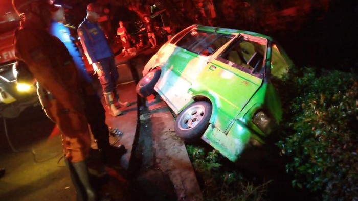 Angkot terperosok di Bogor (Foto: Istimewa)