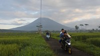 Pusat Vulkanologi dan Mitigasi Bencana Geologi (PVMBG) menyatakan Gunung Semeru masih berstatus level tiga atau siaga dan mengimbau masyarakat untuk tidak beraktivitas pada jarak 500 meter dari tepi sungai (sempadan sungai) di sepanjang Curah Kobokan atau aliran lahar hingga jarak 17 km dari puncak karena berpotensi terdampak perluasan awan panas.
