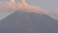 Gunung Semeru mengeluarkan asap yang tampak dari Desa Supiturang, Pronojiwo, Lumajang, Jawa Timur, Minggu (5/6/2022).