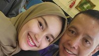 Di hari ulang tahun ke-60 Ayah Rojak, Ayu Ting Ting memuji dan mendoakan sang ayah, agar selalu ramah, sehat, panjang umur, banyak rezeki, dan selalu menjadi ayah terbaik serta pelindung untuk keluarganya. Foto: dok. Instagram Ayu Ting Ting
