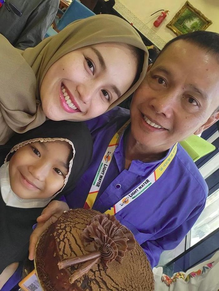 Ayu Ting Ting rayakan ulang tahun ayah Rojak di Mekkah