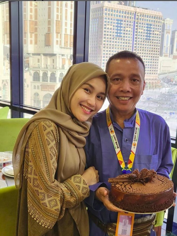 Ayu Ting Ting Ayu Ting Ting rayakan ulang tahun ayah Rojak di Mekkah