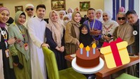 Ulang tahun Ayah Rojak dihadiri kerabat dan keluarga yang juga turut dalam perjalanan umrah tersebut. Ayu Ting Ting mengungkapkan dirinya senang melihat sang ayah bahagia. Foto: dok. Instagram Ayu Ting Ting