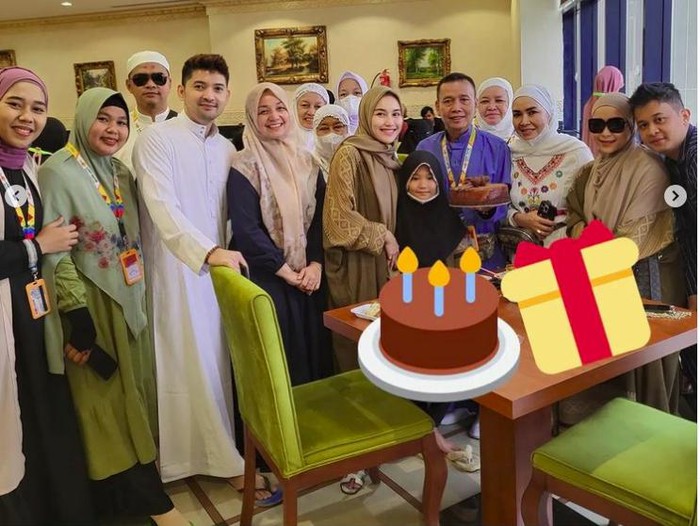 Ayu Ting Ting rayakan ulang tahun ayah Rojak di Mekkah