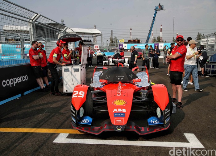 Ajang balap Formula E Jakarta memang sudah berakhir. Lihat lagi yuk kesibukan teknisi di Starting Grid Jakarta International E-Prix Circuit, Jakarta Utara.