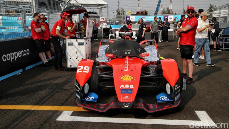 Begini Lho.. Kesibukan Teknisi di Balap Formula E Kemarin Ajang balap Formula E Jakarta memang sudah berakhir. Lihat lagi yuk kesibukan teknisi di Starting Grid Jakarta International E-Prix Circuit, Jakarta Utara.
