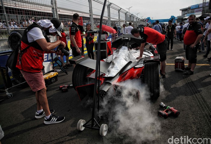 Ajang balap Formula E Jakarta memang sudah berakhir. Lihat lagi yuk kesibukan teknisi di Starting Grid Jakarta International E-Prix Circuit, Jakarta Utara.