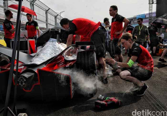 Ajang balap Formula E Jakarta memang sudah berakhir. Lihat lagi yuk kesibukan teknisi di Starting Grid Jakarta International E-Prix Circuit, Jakarta Utara.