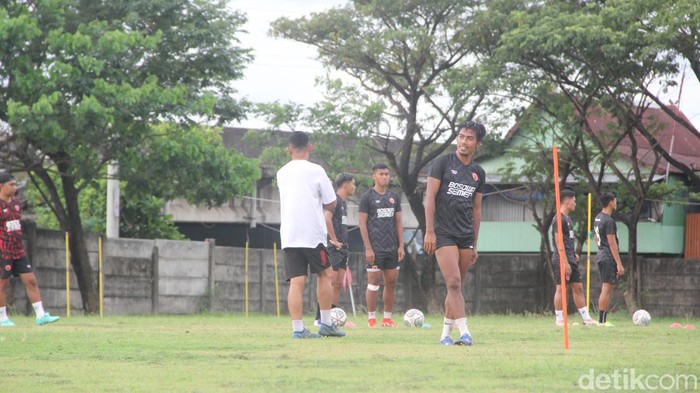 Bek PSM Makassar, Erwin Gutawa kembali berlatih pasca sakit demam.