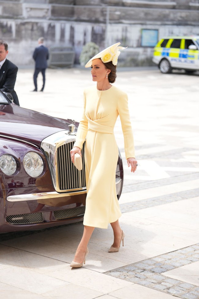 Kate Middleton kembali memberikan gaya elegan terbaiknya saat misa pengucapan syukur 70 tahun Ratu Elizabeth II mengabdi di St Pauls Cathedral, London, Inggris, pada Jumat (3/6/2022). Shift dress kuning dengan detail silang di bagian bodice karya Emilia Wickstead menjadi andalan istri Pangeran William. Tidak ketinggalan fascinator yang dihiasi dekorasi bunga tiga dimensi. (Foto: PA Images via Getty Images/Dominic Lipinski)